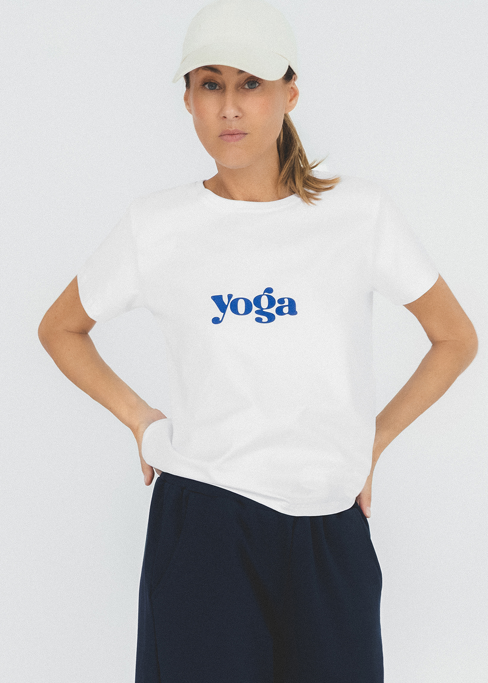 biały t-shirt damski z nadrukiem yoga, na jogę, pilates, bawełna, polska marka, by the moon