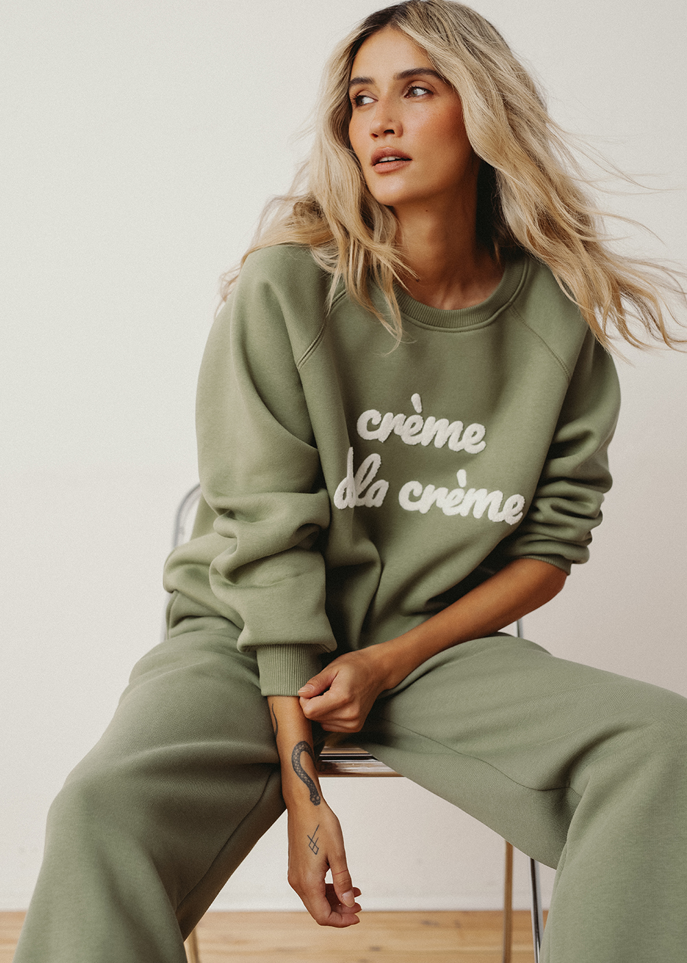 damska bluza dresowa, sportowa, khaki, oliwkowa, z haftem chenille creme de la creme, polska marka, bawełna, bawełniana
