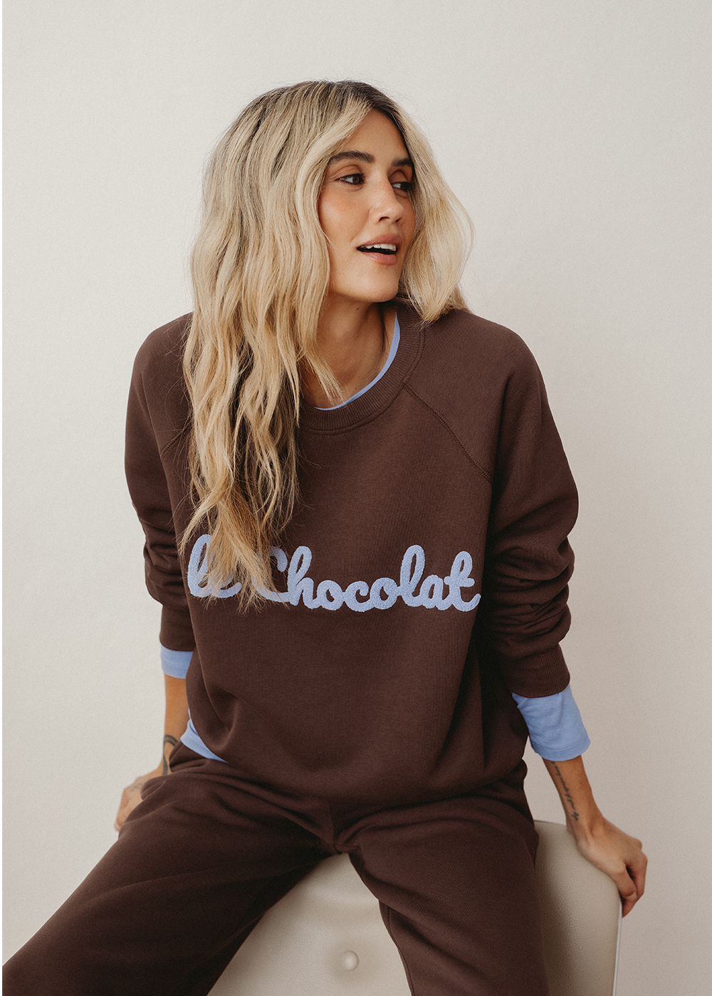 brązowa bluza damska le chocolat, z haftem chenille, polska marka, by the moon,