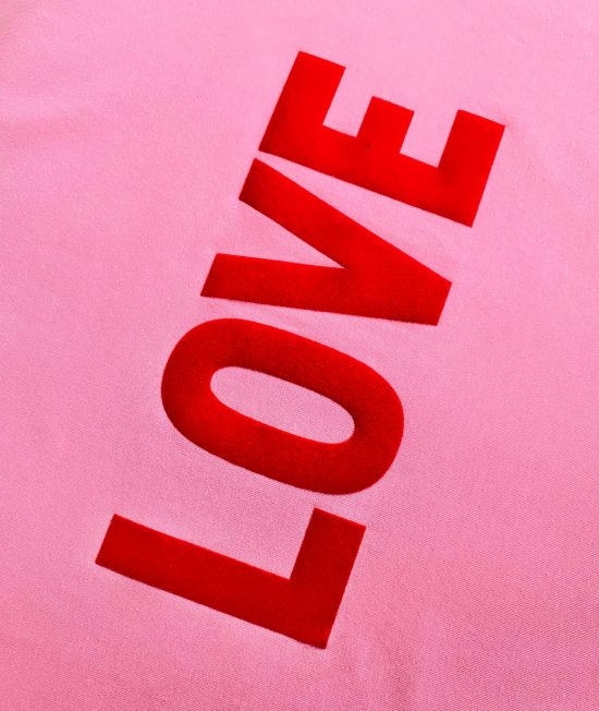 różowy damski t-shirt z napisem LOVE