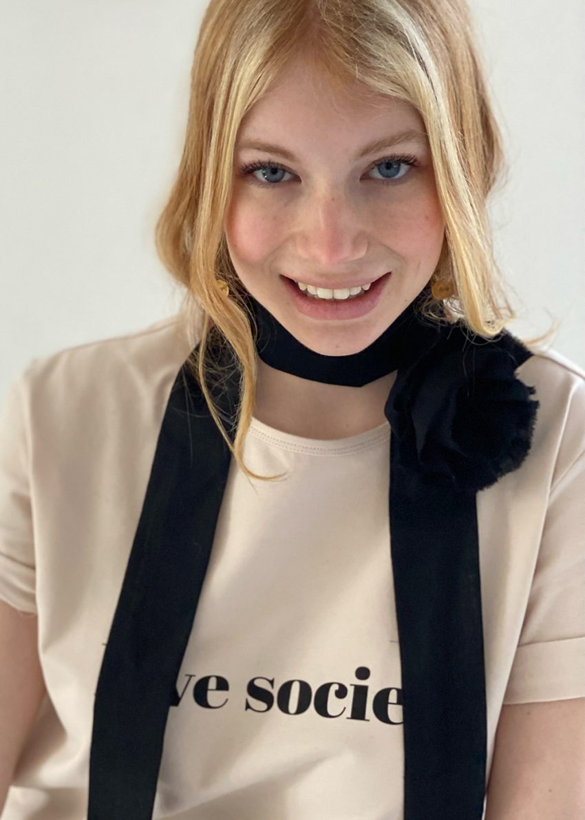 bezowy damski t-shirt z nadrukiem love society, z abwełny organicznej, luźny t-shirt