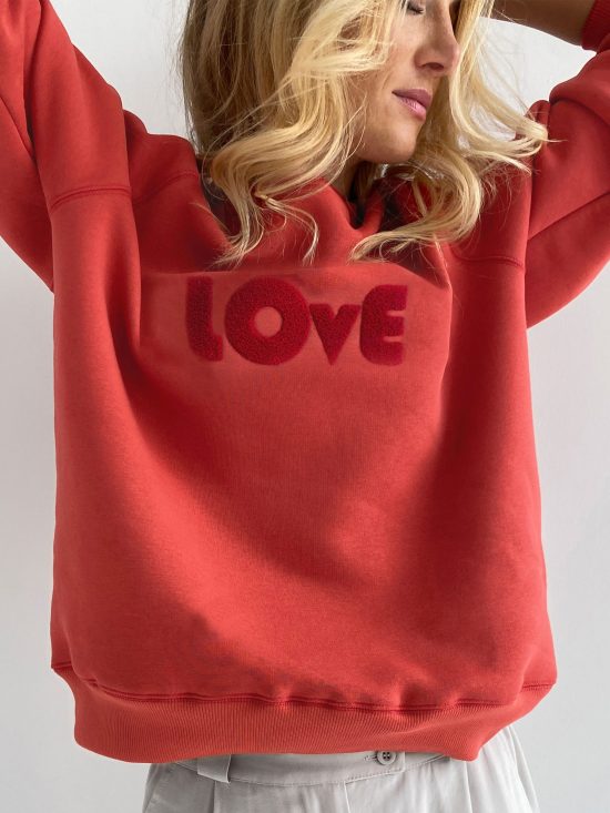damska dzianinowa czerwona bluza z haftem, LOVE, czerwona luźna bluza, polska marka , haft chenille, love