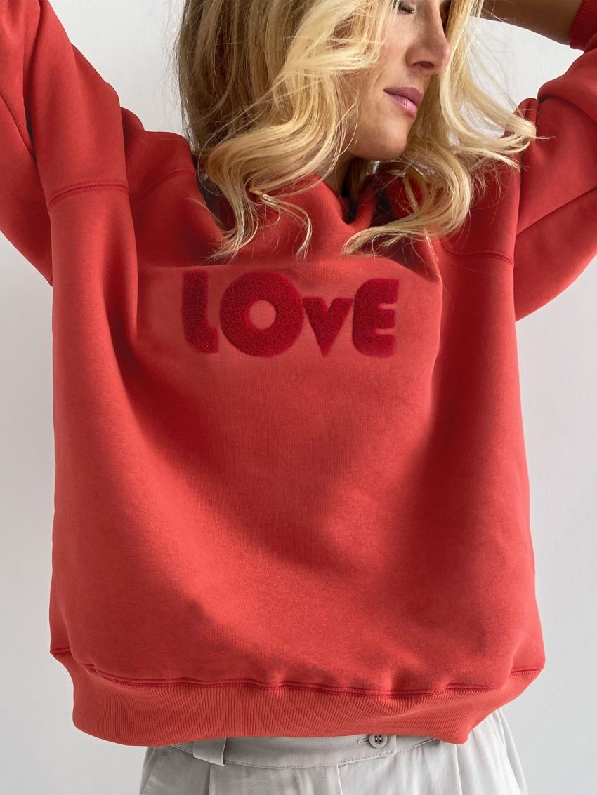 damska dzianinowa czerwona bluza z haftem, LOVE, czerwona luźna bluza, polska marka , haft chenille, love