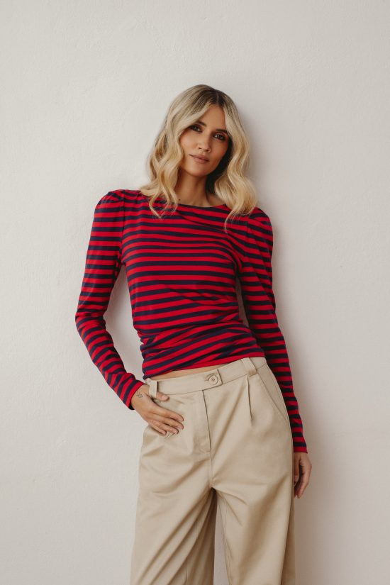 dzianinowa bluzka damska z bufkami, w paski czerwono-granatowe, obcisła, z marszczeniami