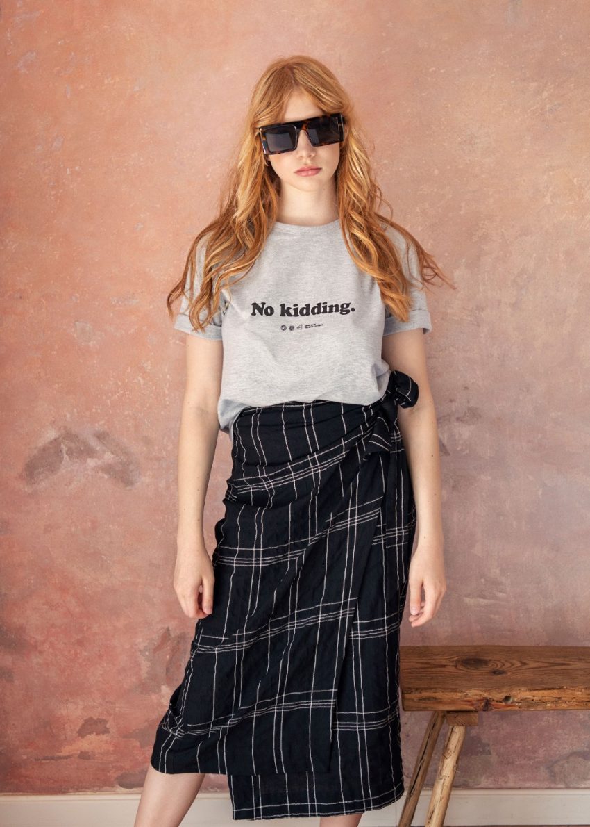 t-shirt damski, szary, melange, bawełniany, czarna kopertowa spódnica damska, wiązana