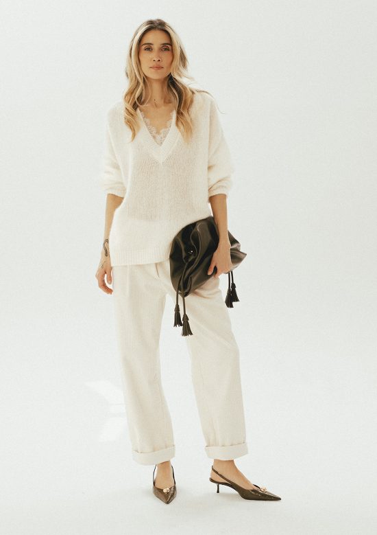 spodnie sztruksowe Lizbona, kremowe, białe, sweter biały w serek, z koronką