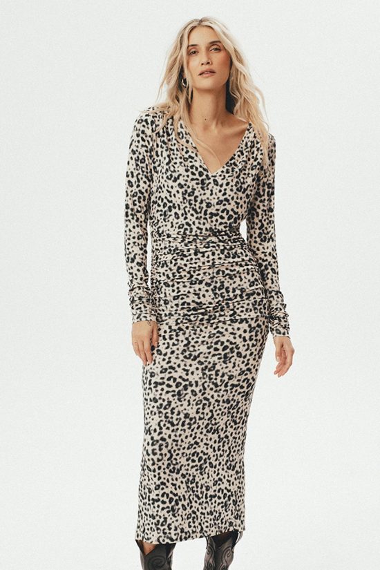 sukienka w panterke granatową, szarą, z dekoltem v , w serek, długa, midi, dzianinowa, panterkowa, z marszczeniami, polska marka, wiskoza