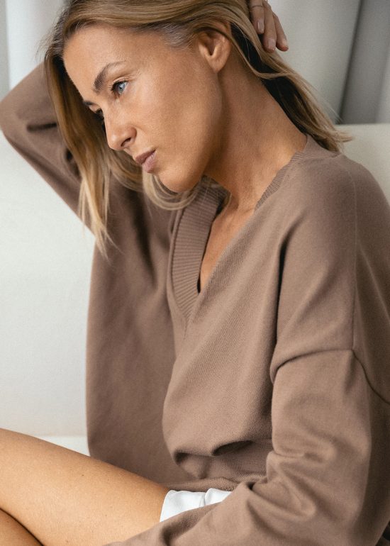 damski sweter, luźny, oversize, mokka, brązowy, z bawełny organicznej, z dekoltem w serek