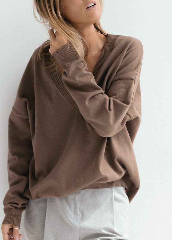 sweter luźny, oversize, brązowy, mokka, kawa z mlekiem,w serek, z dekoltem, cienki, bawełna organiczna, polska marka, by the moon, na wiosnę i lato