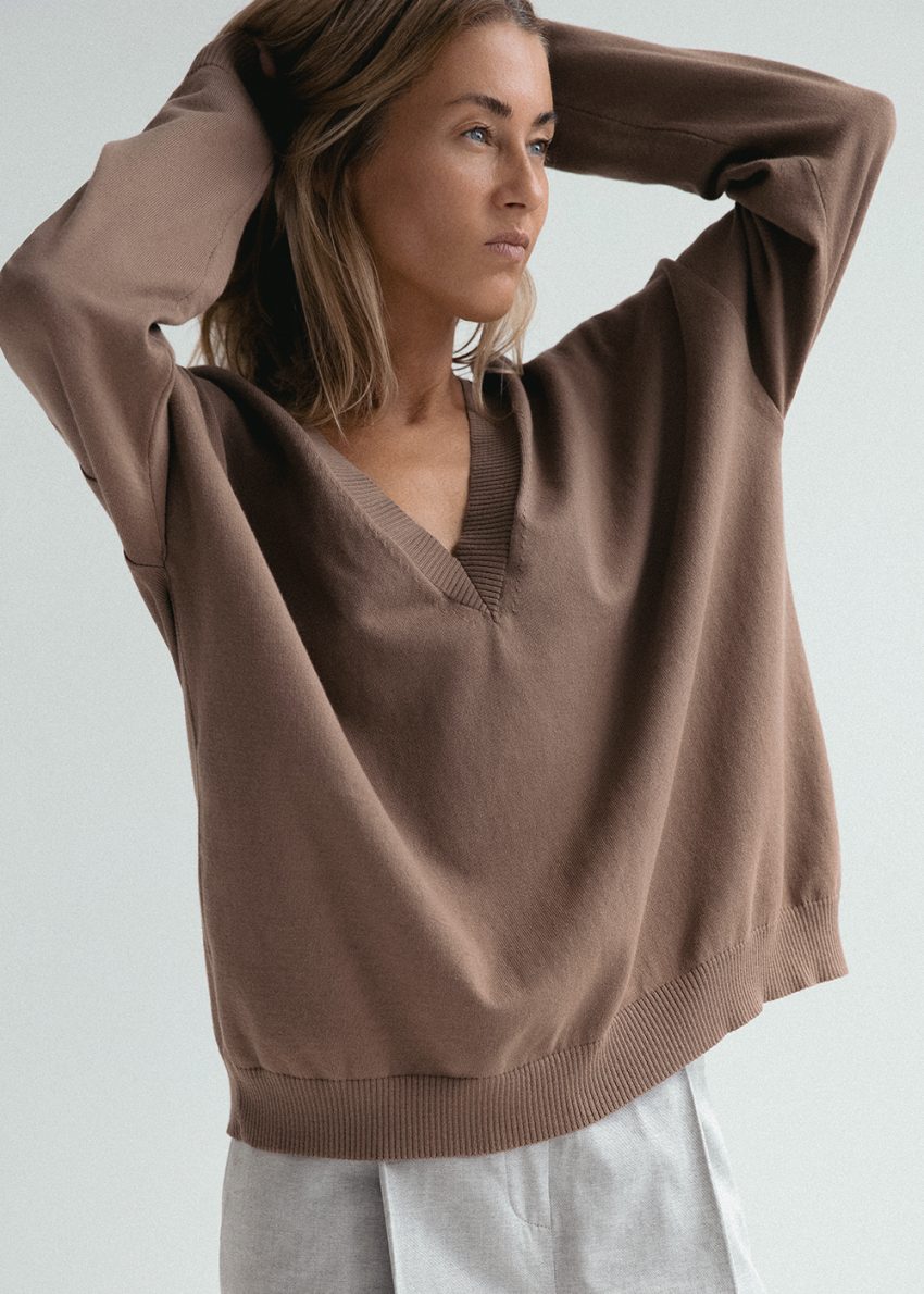 sweter oversize w kolorze mokka, brązowy, dekolt w serek, luźny, cienki, bawełna organiczna