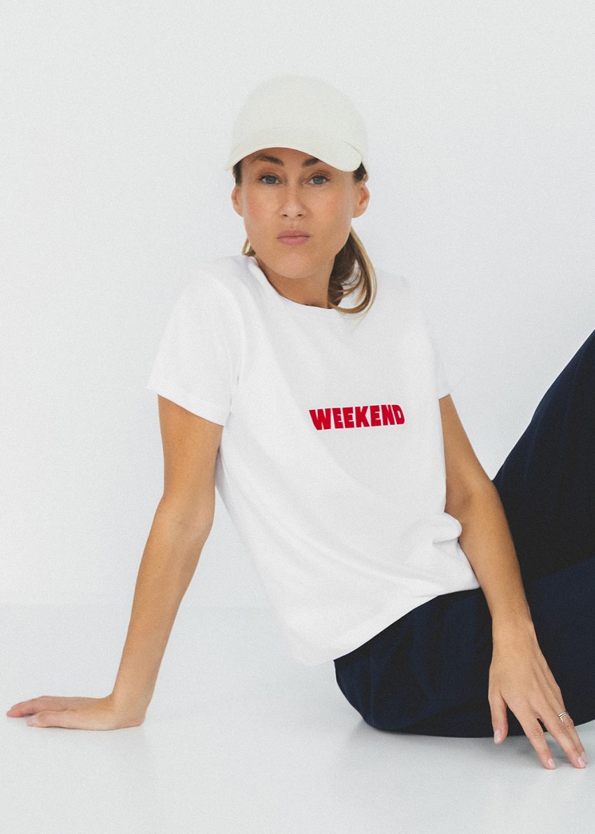 t-shirt na weekend, z nadrukiem czerwonym, damski, biały, bawełniany, bawełna, by the moon, polska marka