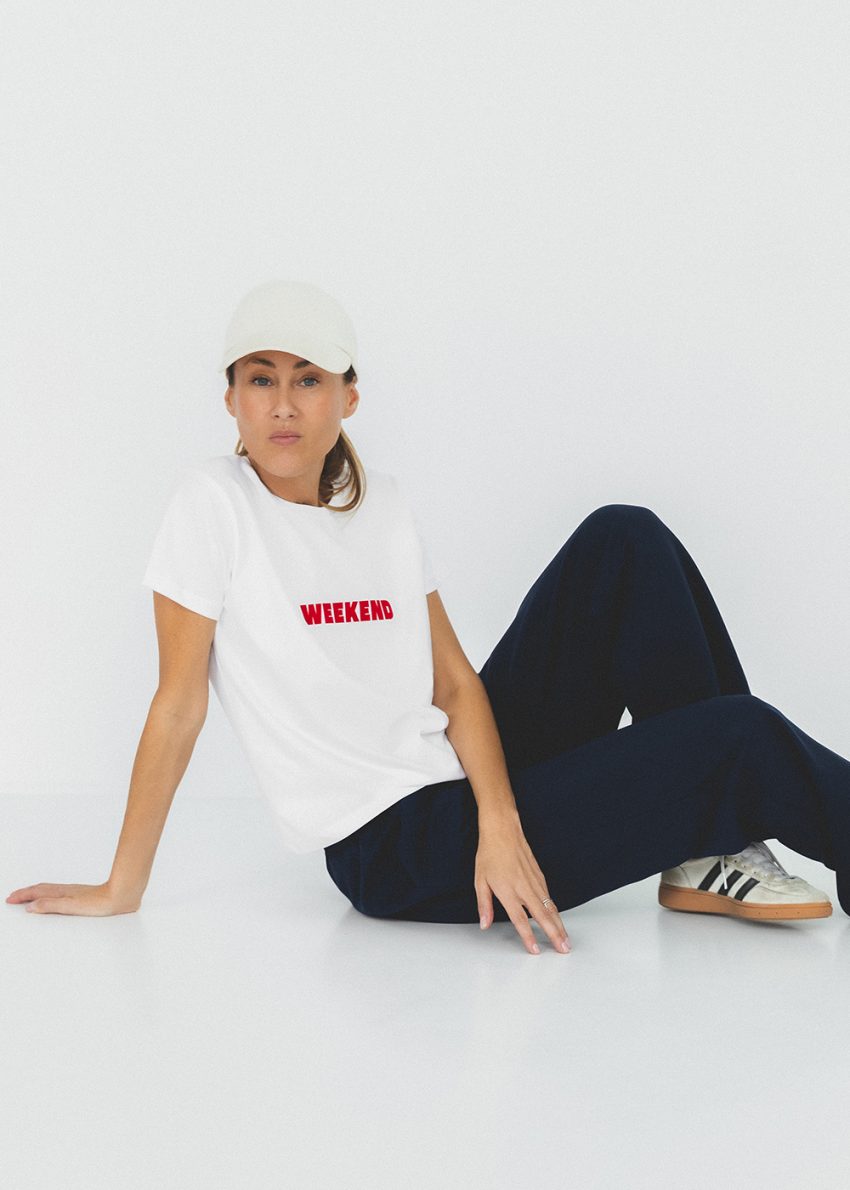 granatowe spodnie dresowe relax, damskie, szerokie nogawki, biały, damski t-shirt, koszulka damska z nadrukiem weekend, fit slim, polska marka, bawełna