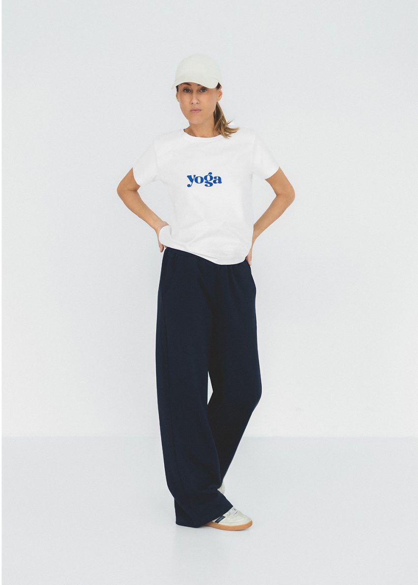 granatowe spodnie dresowe damskie, z szeroką nogawka, biały t-shirt z napisem joga, yoga, na jogę, polska marka by the moon
