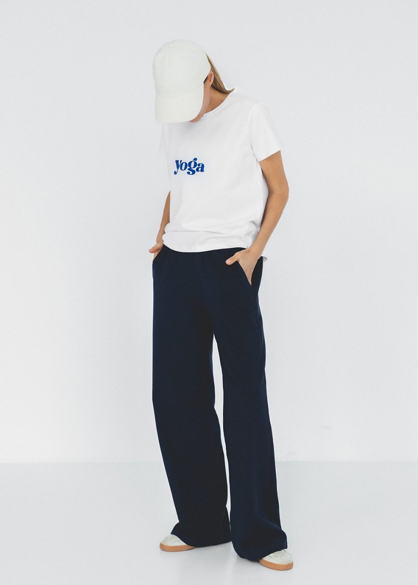 granatowe spodnie dresowe ,szerokie nogawki, t-shirt biały damski yoga, joga