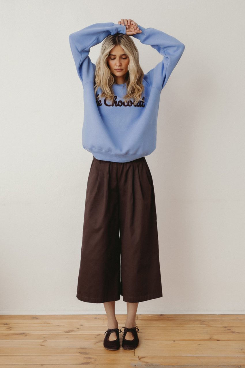 niebieska, błękitna bluza le chocolat, brązowe damskie szerokie kuloty, bawełniana, polska marka, zrównoważona moda, slow fashion
