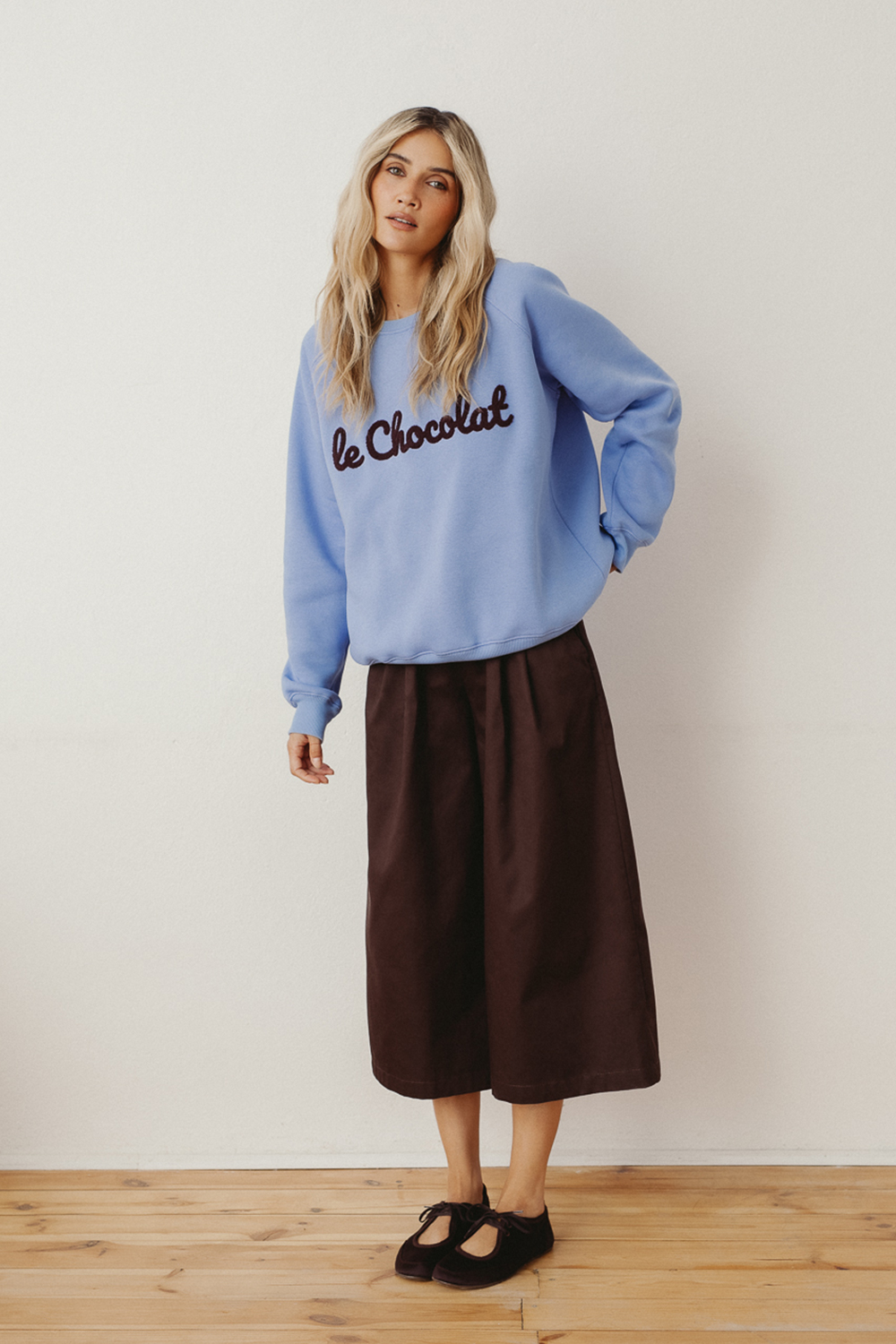 niebieska, błękitna bluza sportowa, damska, bawełniana, z haftem chenille Le chocolat, chocolate