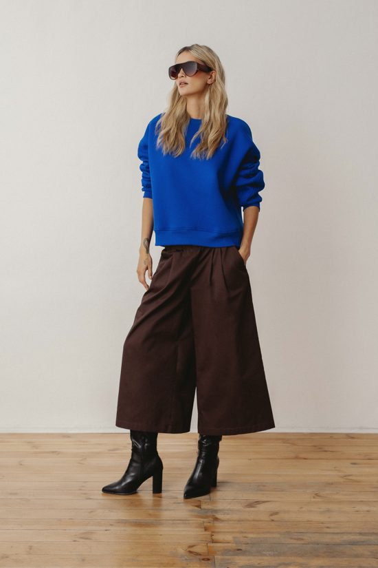 damska niebieska bluza, kobaltowa, brązowe kuloty dark choco,