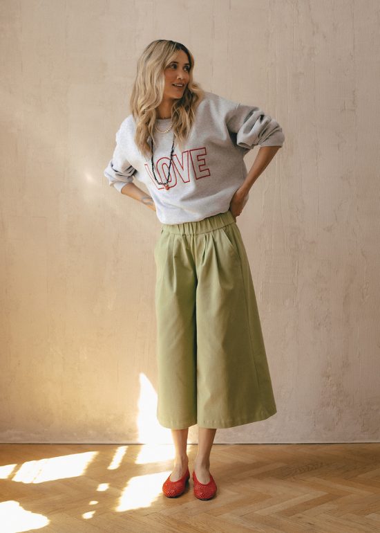 zielone kuloty, khaki, damskie, szerokie nogawki, z bawełny, szara bluza z napisem love, damska, bawełniana