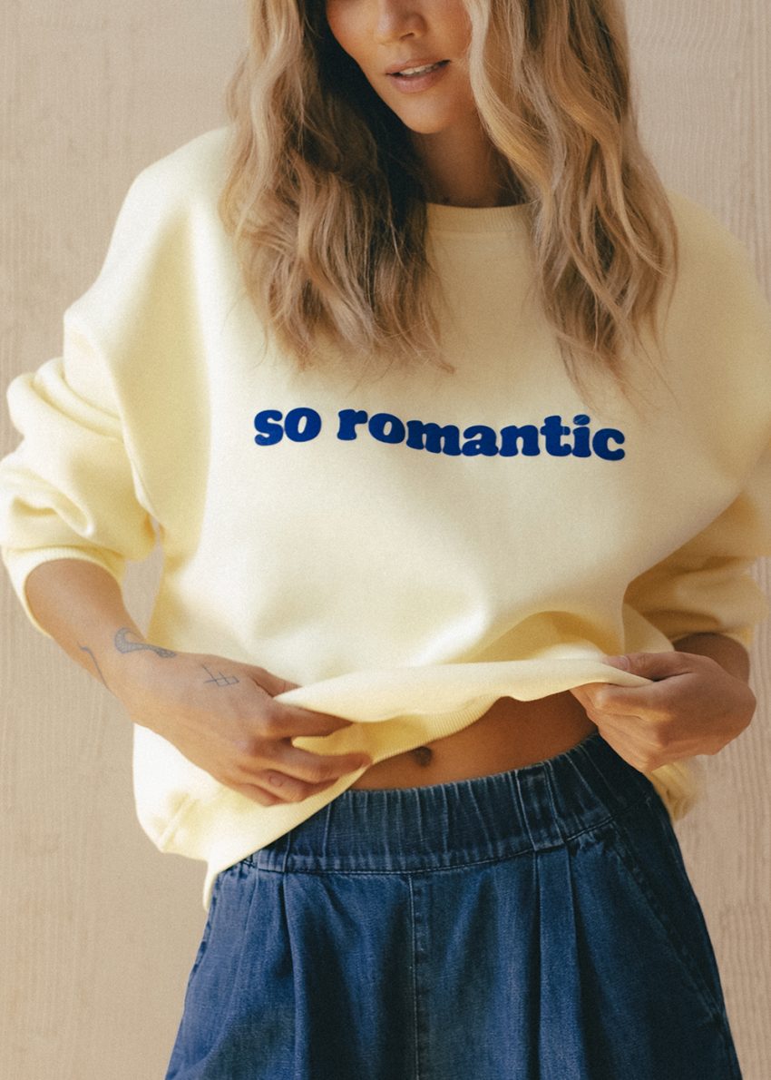 żółta damska bluza, masełkowa, z napisem so romantic
