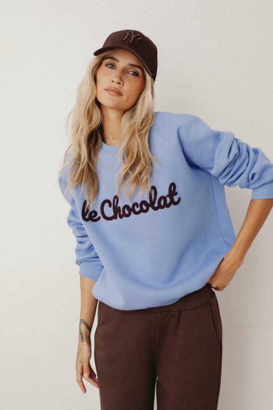 błękitna, niebieska bluza z haftem le chocolat, dresowa, sportowa, bawełniana, uszyta w polsce, polska marka