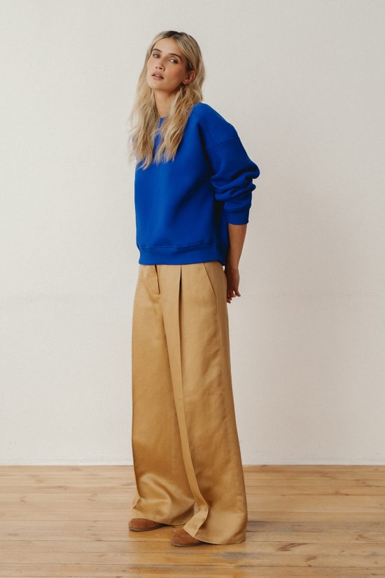 niebieska, szafirowa bluza damska, sportowa, bawełniana, bawełna, luźna, miękka dzianina, polska marka, wyprodukowano w polsce, spodnie charlie honey, rude, miodowe, z wiskozy, garniturowe, szerokie, proste nogawki