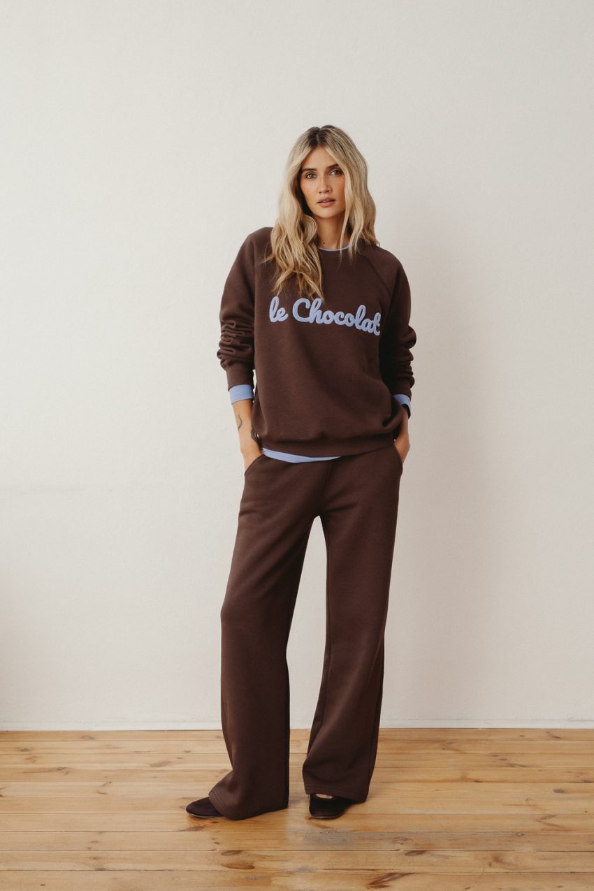 komplet dresowy, zestaw dark choco, czekoladowe spodnie, bluza sportowa damska brązowa, z haftem le chocolat, wyprodukowane w polsce, by the moon