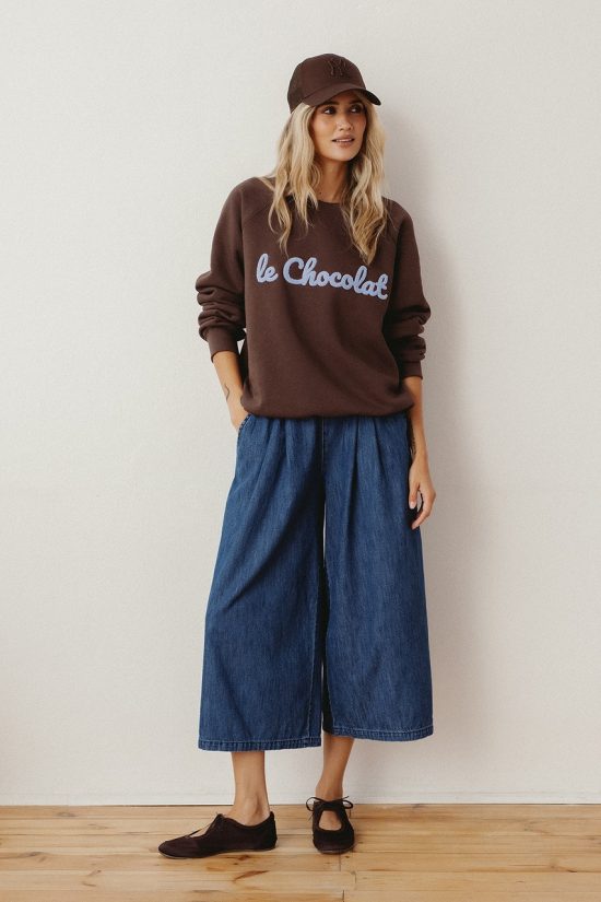 kuloty dżinsowe, denim, denimowe, cienki jeans, brązowa bluza z haftem, napise Le chocolat, czekoladowa, wyprodokowane w polsce, polska marka, zrównoważona moda, by the moon