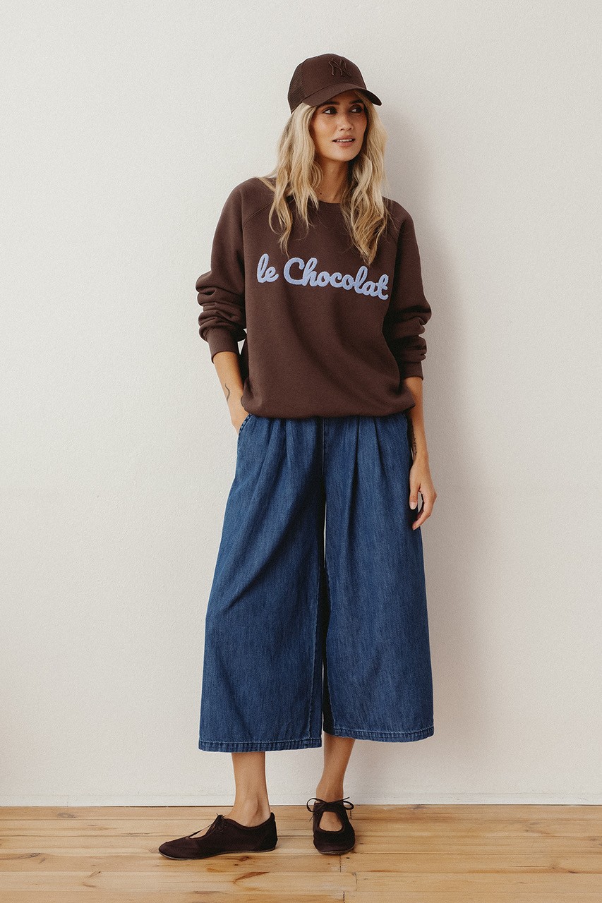 kuloty dżinsowe, denim, denimowe, cienki jeans, brązowa bluza z haftem, napise Le chocolat, czekoladowa, wyprodokowane w polsce, polska marka, zrównoważona moda, by the moon