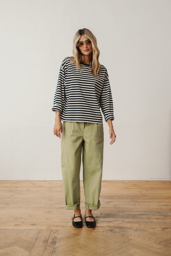 damskie spodnie khaki, zielone, oliwkowe, szerokie, luźne, koszulka, longsleeve w paski granatowo białe, kremowe, uszyte w polsce