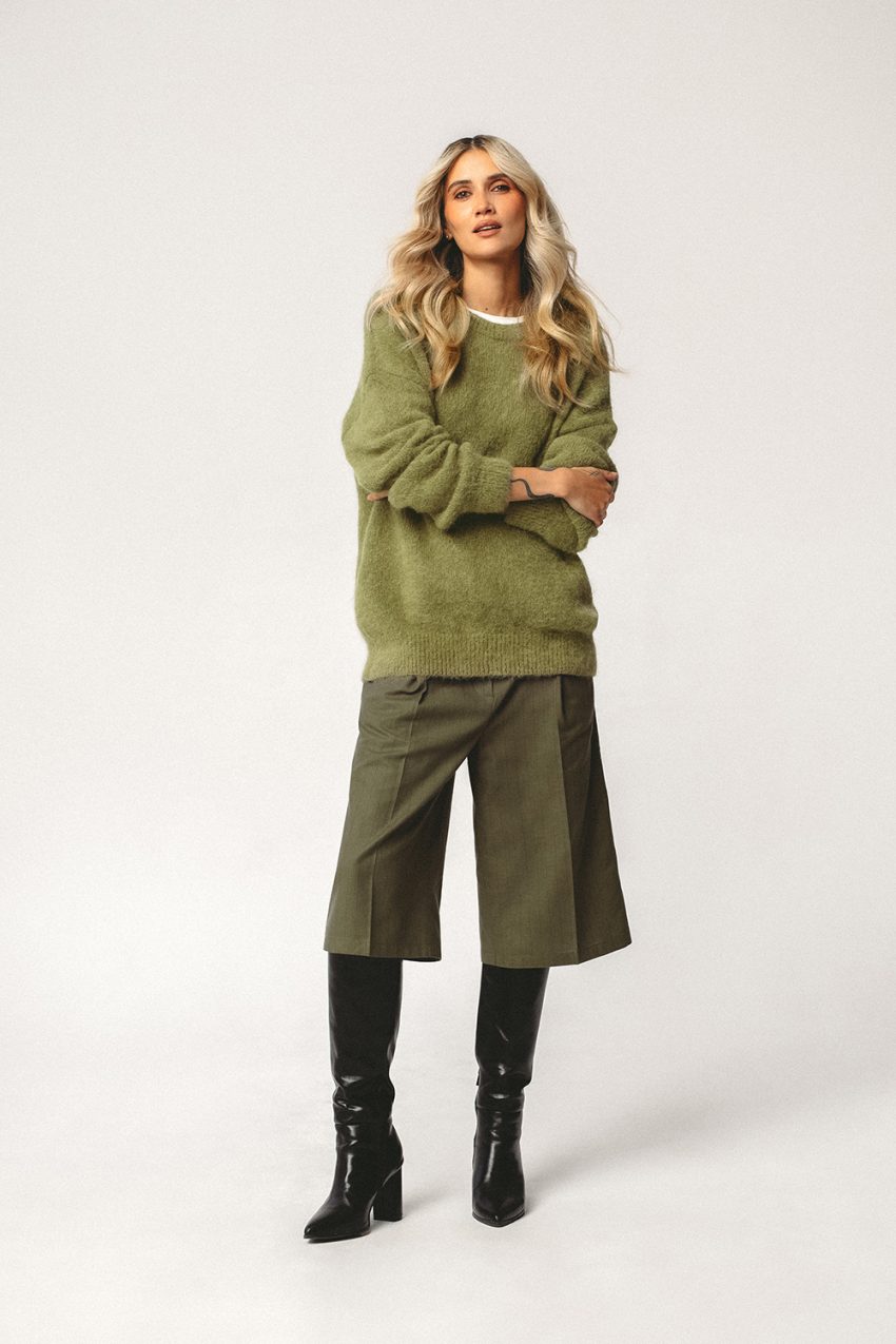 sweter Ida zielony, oliwkowy, olive, bermudy khaki, damskie