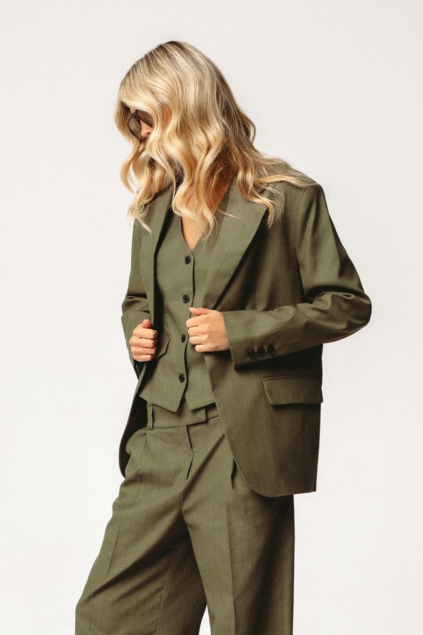 damski garnitur khaki, na jesień, polska marka, tenis, prążek
