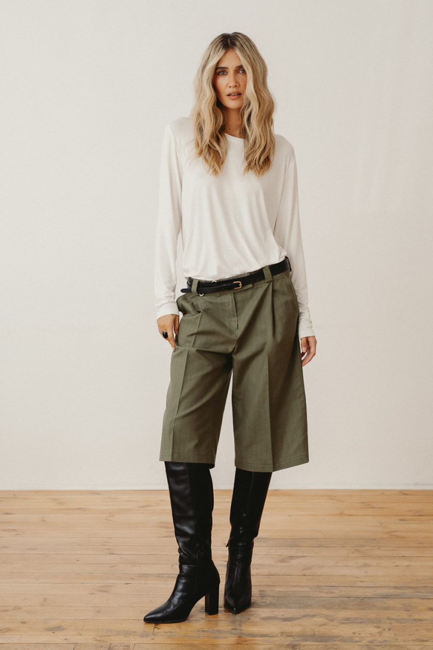 spodnie typu bermudy, khaki, biały longsleeve, polska marka