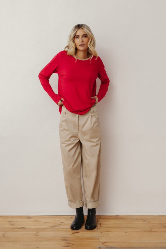 spodnie kremowe, piaskowe, bezowe, damskie, boyfriendy, bawełniane, polska marka, Wander sand, czerwony longsleeve