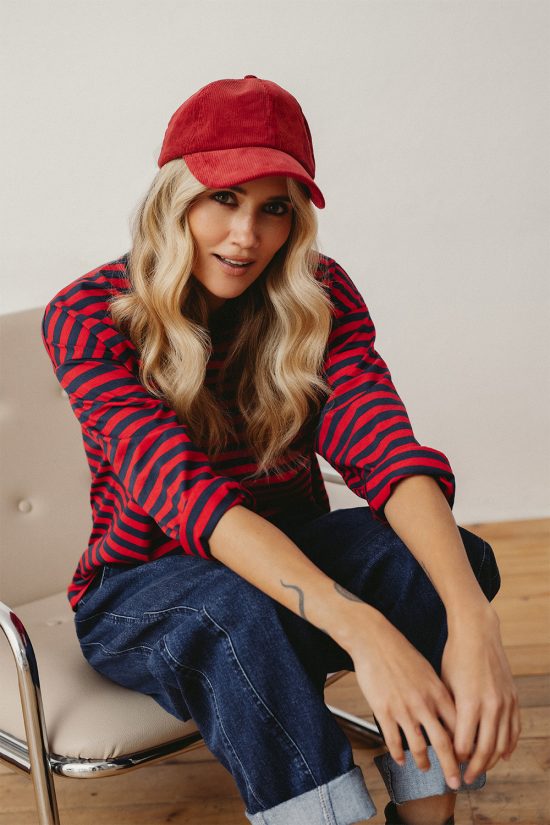 spodnie jeansowe granatowe damskie, bluska w paski granatowo-czerwone