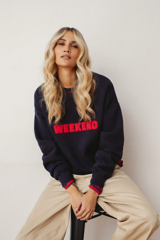 granatowa bluza z czerwonym napisem, haft chenille Weekend, damska, bawełna, by the moon, polska marka