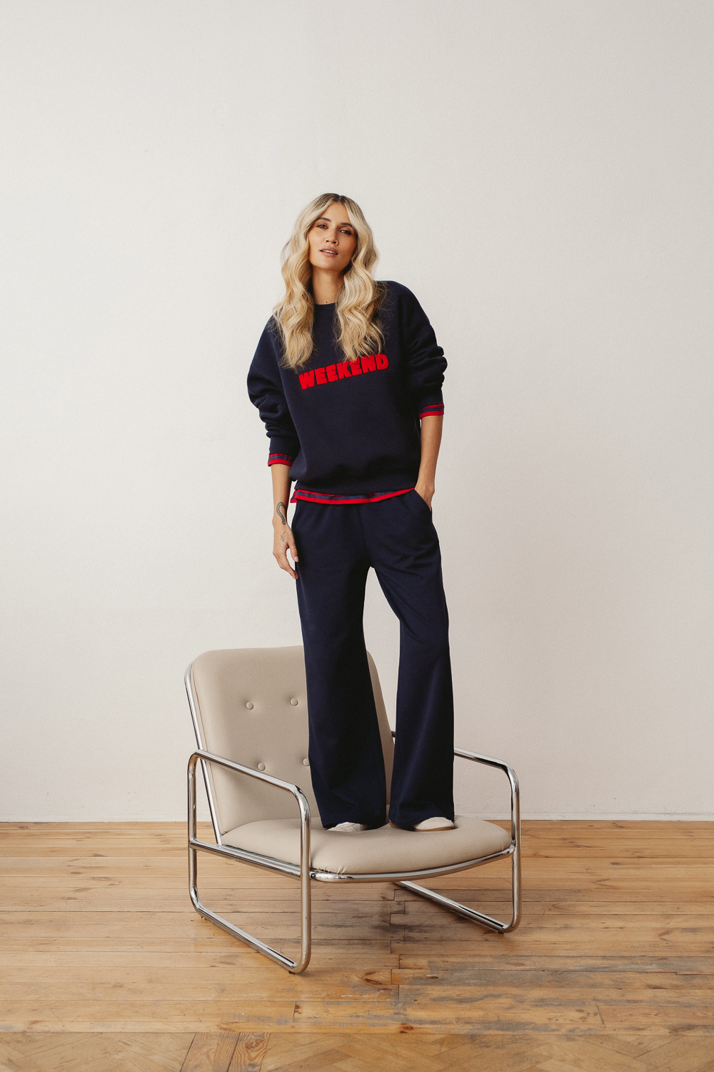 dresy damskie, komplet dresowy granatowy, z napisem WEEKEND, polska marka, szerokie spodnie dresowe granatowe, niebieskie, bluza damska granatowa, niebieska