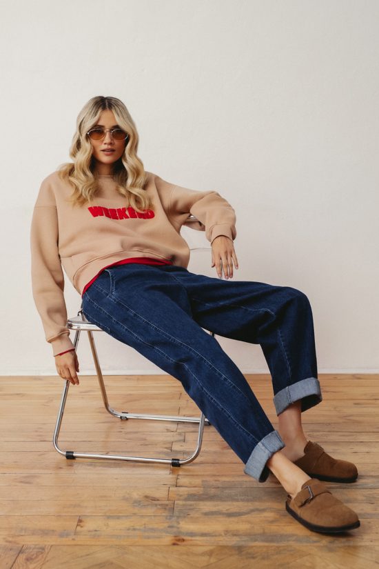 spodnie dżinsowe, jeansowe, ciemny denim, granatowe, bluza weekend, z faftem chenille, bezowa, camel, piaskowa