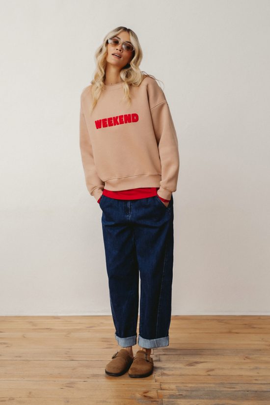 kamelowa , beżowa bluza weekend, czerwony napis, piaskowa, bawełna, granatowe jeansy, dżinsy damskie