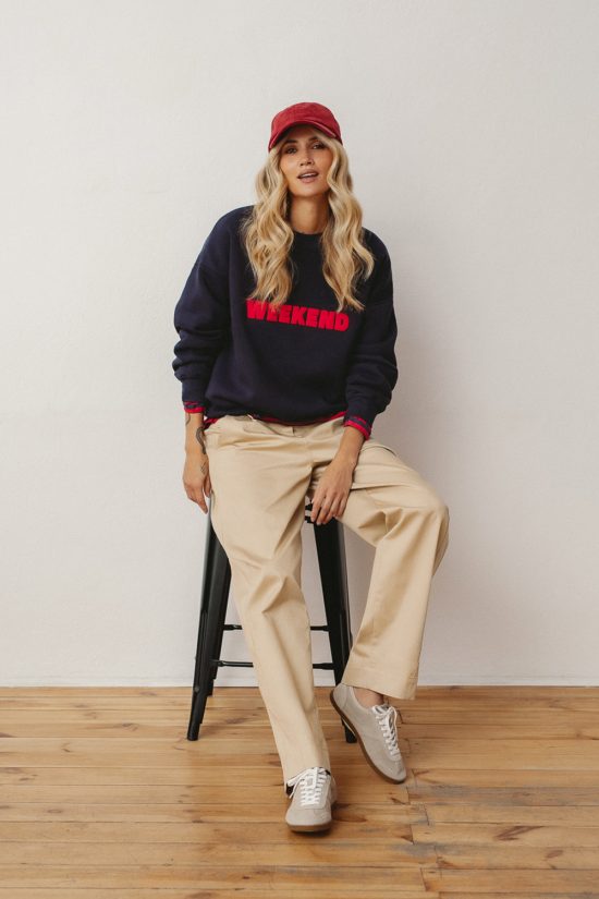 spodnie piaskowe, bezowe, bawełniane, damskie, granatowa bluza weekend