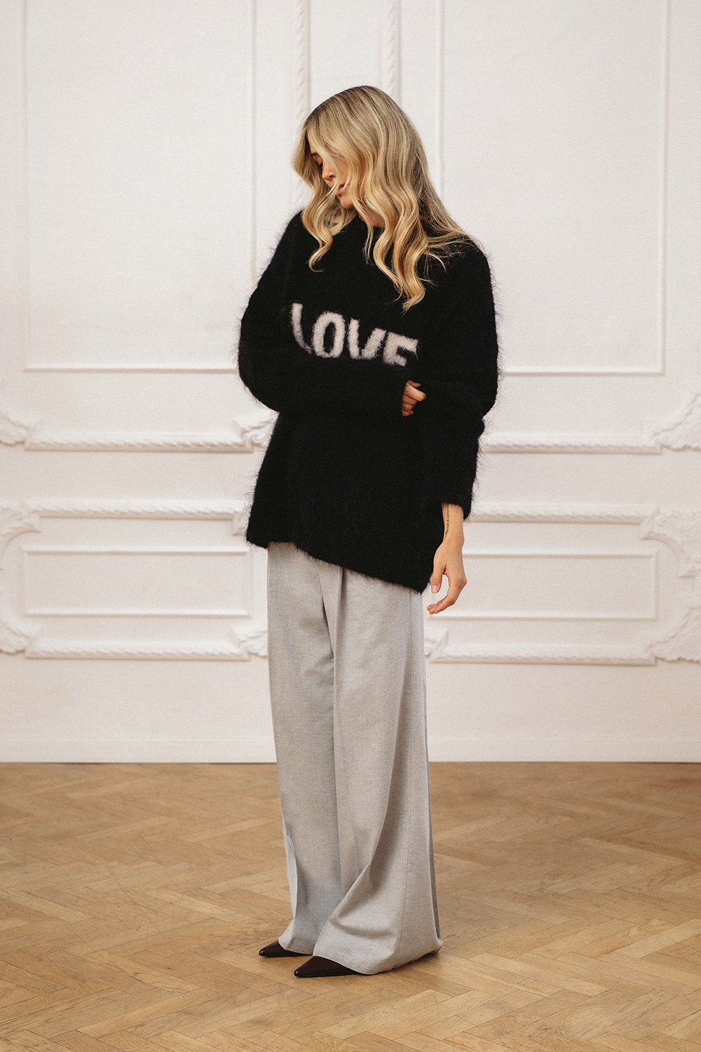 szare spodnie bawełniane, damskie, szerokie, luźne, garniturowe, czarny sweter love, z moheru, wełniany