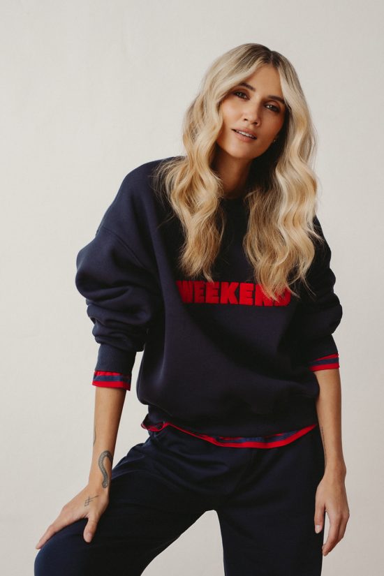 granatowa bluza sportowa, na weekend, c haftem chenille, bawełniana, polska marka by the moon