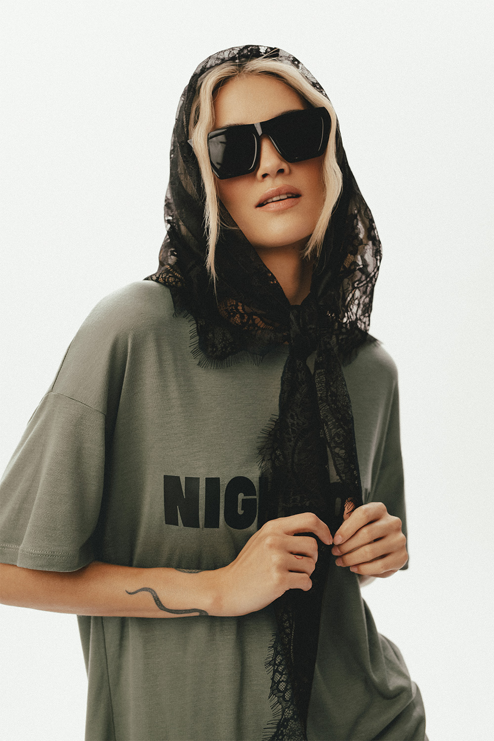 czarna chusta, chustka koronkowa, z koronki, polska marka, by the moon