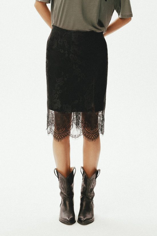 czarna koronkowa spódnica damska, z koronki, z rozcieciem, na wieczór, imprezę, elegancka, do kolan,