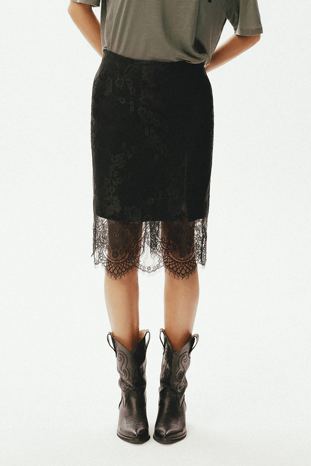czarna koronkowa spódnica damska, z koronki, z rozcieciem, na wieczór, imprezę, elegancka, do kolan,