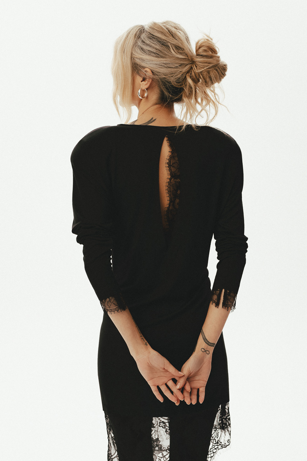 czarna sukienka z rozcięciem na plecach, mała czarna, z koronka , koronkowa