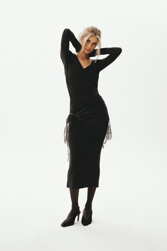 czarna damska sukienka midi, maxi, dłga, do połowy łydki, z dekoltem, obcisła, z marszczeniami, na wieczór, imprezę, dzianinowa