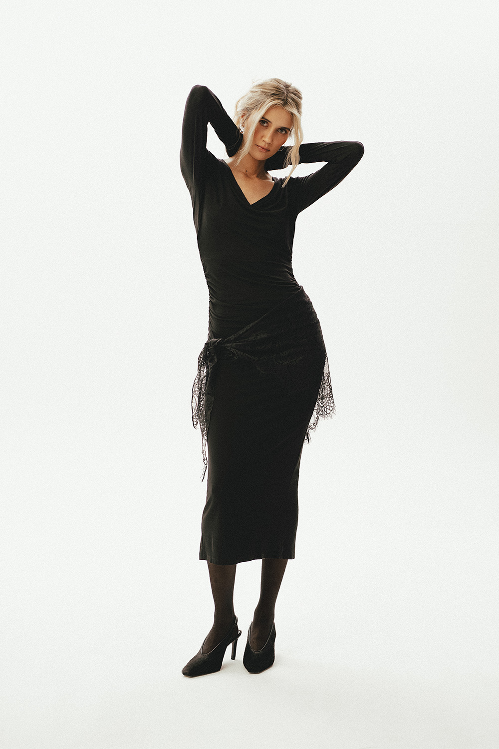 czarna damska sukienka midi, maxi, dłga, do połowy łydki, z dekoltem, obcisła, z marszczeniami, na wieczór, imprezę, dzianinowa