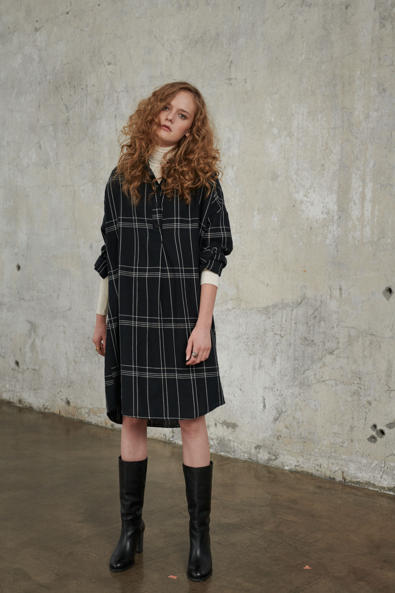 damska sukienka koszulowa, tunika, na guziki, do kolan, polska marka by the moon,czarna w kratkę