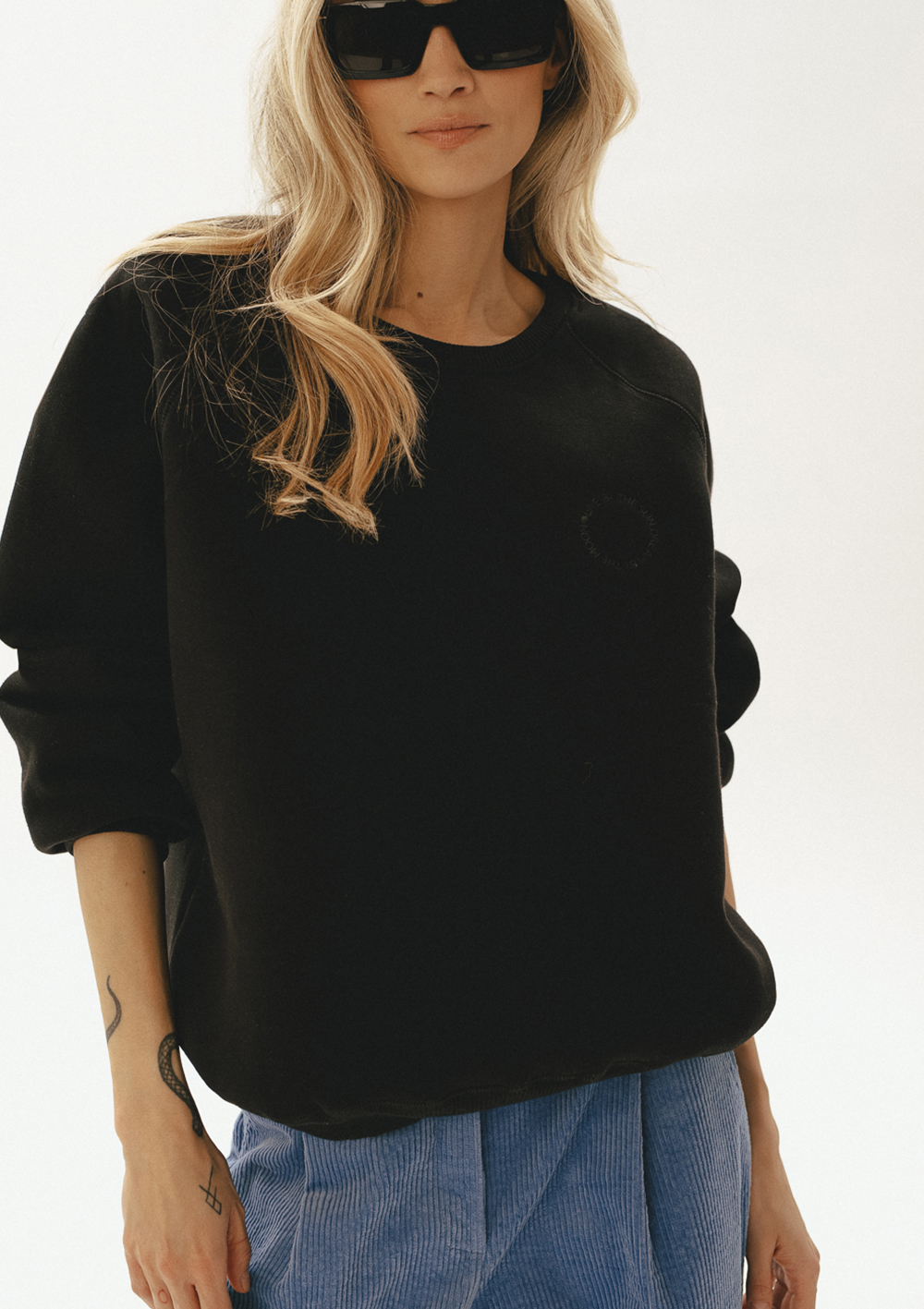 czarna bluza, bawełniana, damska, z haftem by the moon, polska marka, luźna, miekka, wysoka jakość