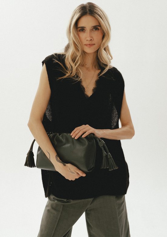 wełniana czarna kamizelka, luźna, z koronka przy dekolcie w serek